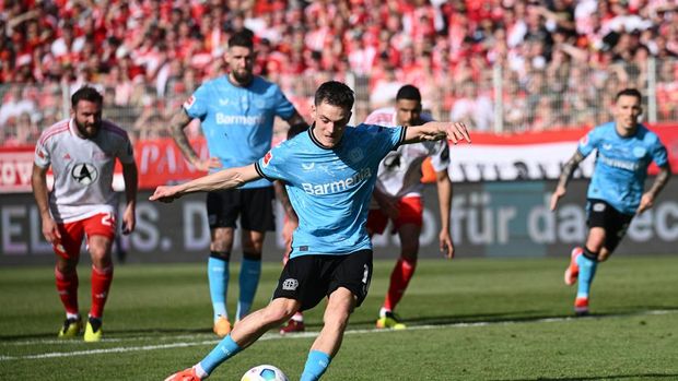 Soccer Football - Bundesliga - 1. FC Union Berlin v Bayer Leverkusen - Stadion An der Alten Forsterei, Berlin, Germany - April 6, 2024 Bayer Leverkusen's Florian Wirtz celebrates scoring their first goal with Nathan Tella REUTERS/Annegret Hilse DFL REGULATIONS PROHIBIT ANY USE OF PHOTOGRAPHS AS IMAGE SEQUENCES AND/OR QUASI-VIDEO.