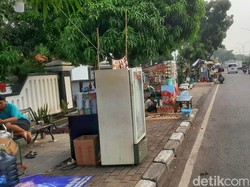 Bawa Kulkas ke Trotoar, Isah Dapat Cuan Manis di Tengah Arus Mudik