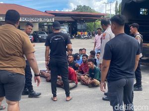 Kronologi Massa Serang Polsek Sorong Kepulauan hingga 19 Pelaku Ditangkap Kronologi Massa Serang Polsek Sorong Kepulauan hingga 19 Pelaku Ditangkap