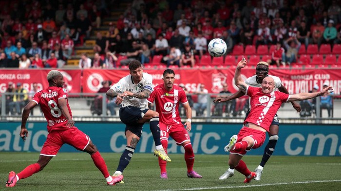 MONZA, ITALY - APRIL 07: Giovanni Di Lorenzo of SSC Napoli shoots and misses a chance during the Serie A TIM match between AC Monza and SSC Napoli at U-Power Stadium on April 07, 2024 in Monza, Italy. (Photo by Emilio Andreoli/Getty Images)