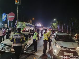 Antrean ke Pelabuhan Merak Padat Merayap, Polisi Skrining Tiket Antrean ke Pelabuhan Merak Padat Merayap, Polisi Skrining Tiket