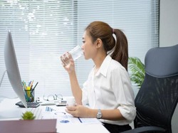 Alasan Pekerja Kantoran Wajib Banyak Minum Air Mineral Berkualitas