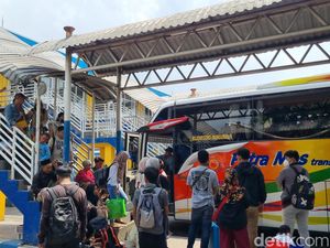 28 Ribu Orang Hilir Mudik di Terminal Purabaya pada H-3 Lebaran 28 Ribu Orang Hilir Mudik di Terminal Purabaya pada H-3 Lebaran