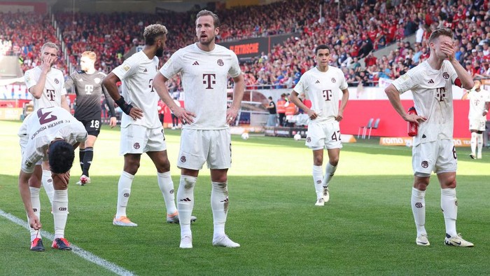 HEIDENHEIM, GERMANY - APRIL 06: Harry Kane (C) and Joshua Kimmich (R) of Bayern München look dejected following defeat in the Bundesliga match between 1. FC Heidenheim 1846 and FC Bayern München at Voith-Arena on April 06, 2024 in Heidenheim, Germany. (Photo by Alexander Hassenstein/Getty Images)