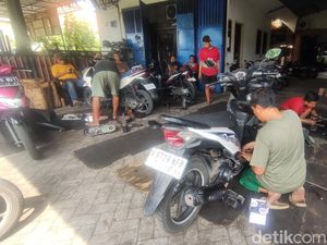 Bengkel Motor di Sidoarjo Ramai Pelanggan Saat Musim Mudik Lebaran