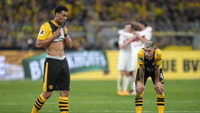 Dortmunds Felix Nmecha, left, and Dortmunds Nico Schlotterbeck react disappointed after losing the German Bundesliga soccer match between Borussia Dortmund and VfB Stuttgart in Dortmund, Germany, Saturday, April 6, 2024. (AP Photo/Martin Meissner)