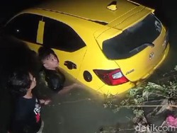 Honda Brio Tercebur Sungai di Bojonegoro gegara Lupa Tak Di-hand Rem