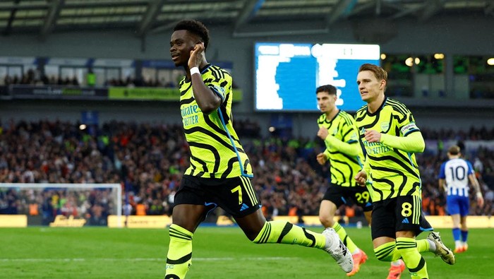 Soccer Football - Premier League - Brighton & Hove Albion v Arsenal - The American Express Community Stadium, Brighton, Britain - April 6, 2024 Arsenals Bukayo Saka celebrates scoring their first goal Action Images via Reuters/Peter Cziborra NO USE WITH UNAUTHORIZED AUDIO, VIDEO, DATA, FIXTURE LISTS, CLUB/LEAGUE LOGOS OR LIVE SERVICES. ONLINE IN-MATCH USE LIMITED TO 45 IMAGES, NO VIDEO EMULATION. NO USE IN BETTING, GAMES OR SINGLE CLUB/LEAGUE/PLAYER PUBLICATIONS.     TPX IMAGES OF THE DAY
