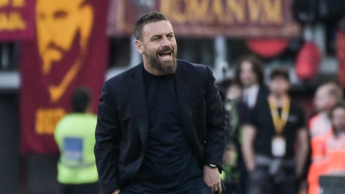 Daniele De Rossi ROME, ITALY - APRIL 06: Daniele De Rossi manager of AS Roma reacts during the Serie A TIM match between AS Roma and SS Lazio - Serie A TIM at Stadio Olimpico on April 06, 2024 in Rome, Italy. (Photo by Ivan Romano/Getty Images)