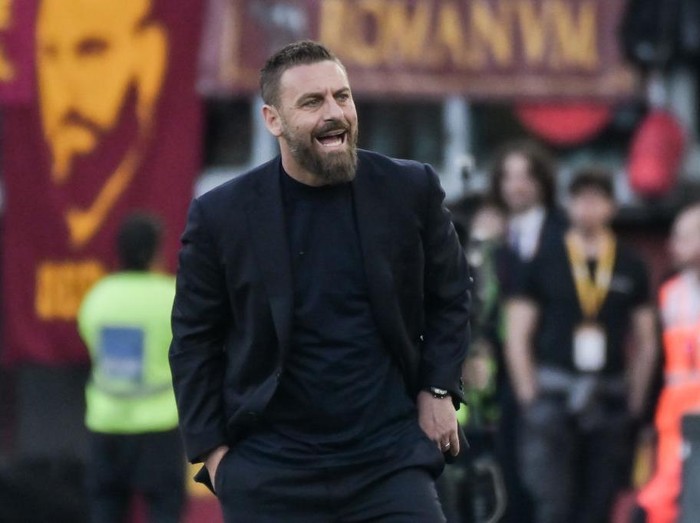 ROME, ITALY - APRIL 06: Daniele De Rossi manager of AS Roma reacts during the Serie A TIM match between AS Roma and SS Lazio - Serie A TIM  at Stadio Olimpico on April 06, 2024 in Rome, Italy. (Photo by Ivan Romano/Getty Images)