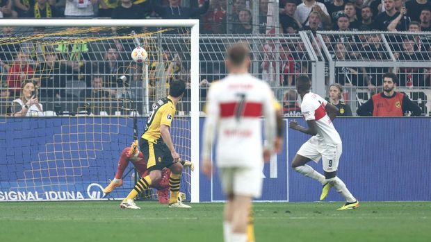 DORTMUND, GERMANY - APRIL 06: Sehrou Guirassy of VfB Stuttgart scores his team's first goal during the Bundesliga match between Borussia Dortmund and VfB Stuttgart at Signal Iduna Park on April 06, 2024 in Dortmund, Germany. (Photo by Leon Kuegeler/Getty Images) (Photo by Leon Kuegeler/Getty Images)
