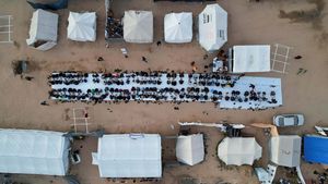 Foto Udara Pengungsi Palestina Berbuka Puasa
