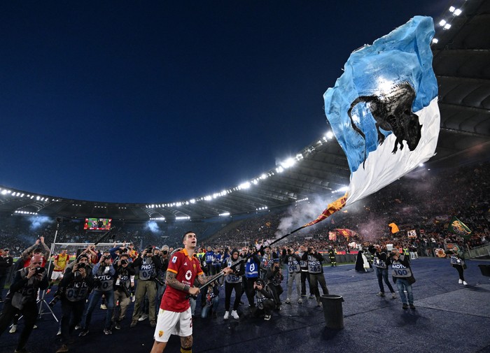 Soccer Football - Serie A - AS Roma v Lazio - Stadio Olimpico, Rome, Italy - April 6, 2024 
AS Roma's Gianluca Mancini celebrates after the match REUTERS/Alberto Lingria
