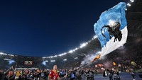 Usai peluit akhir berbunyi, para pemain Roma berlari ke Curva Sud untuk merayakan bareng suporternya. Mancini bahkan ikut mengibarkan bendera. Foto: REUTERS/Alberto Lingria