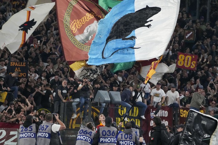 Roma's Gianluca Mancini celebrates at the end of a Serie A soccer match between Roma and Lazio, at Stadio Olimpico, in Rome, Italy, Saturday, April 6, 2024. (AP Photo/Gregorio Borgia)