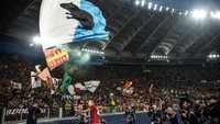 Di bendera putih dan biru itu, ada gambar tikus besar. Jelas, bendera yang dikibarkan oleh Mancini ini ditujukan suporter Roma untuk mencibir Lazio sang rival. Foto: Getty Images/Ivan Romano