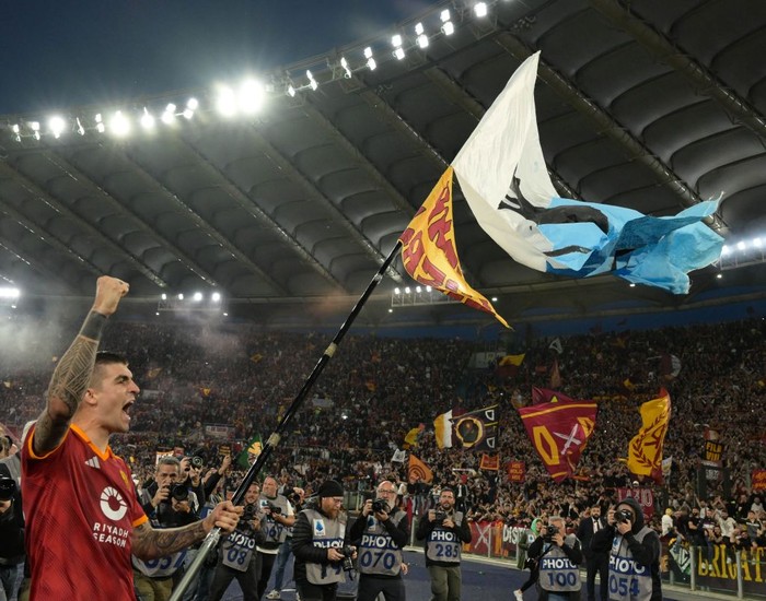 ROME, ITALY - APRIL 06: Gianluca Mancini of AS Roma celebrates the victory and the flag flies against Lazio at the end of the Serie A TIM match between AS Roma and SS Lazio - Serie A TIM  at Stadio Olimpico on April 06, 2024 in Rome, Italy. (Photo by Silvia Lore/Getty Images) (Photo by Silvia Lore/Getty Images)