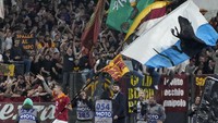 Bendera itu sendiri bukanlah untuk menyanjung Roma. Dari warna bendera tersebut, biru dan putih, nuansanya justru khas Lazio. Foto: AP/Gregorio Borgia