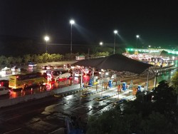 Hujan Deras, GT Cikampek Utama Mulai Padat Kendaraan Malam Ini