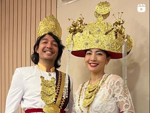 Gaya Unik Hesti Purwadinata Bukber Bareng Gengnya, Totalitas Pakai Baju Adat Gaya Unik Hesti Purwadinata Bukber Bareng Gengnya, Totalitas Pakai Baju Adat
