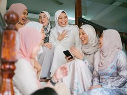 Hukum Cipika Cipiki Menurut Islam, Apakah Diperbolehkan?