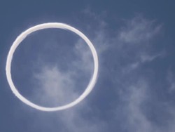 Fenomena Unik Gunung Etna Keluarkan Cincin Asap Raksasa