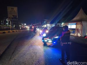 Jalur Alternatif di CIlegon Menuju Pelabuhan Merak Padat Merayap