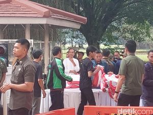 Kasetpres Ungkap Jokowi Bagi-bagi Bansos Pakai Dana Operasional Presiden Kasetpres Ungkap Jokowi Bagi-bagi Bansos Pakai Dana Operasional Presiden
