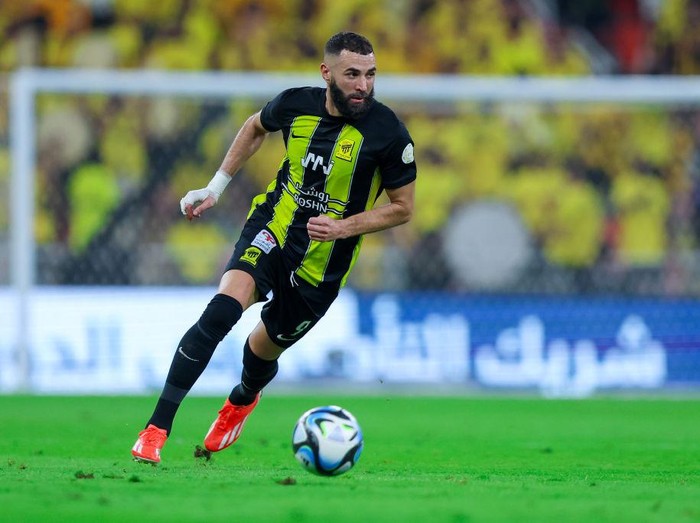 JEDDAH, SAUDI ARABIA - APRIL 5: Karim Benzema of Al Ittihad controls the ball during the Saudi Pro League match between Al-Ittihad and Al-Taawoun at King Abdullah Sport City Stadium on April 5, 2024 in Jeddah, Saudi Arabia.(Photo by Yasser Bakhsh/Getty Images)