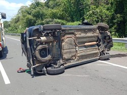 Pemudik Asal Semarang Tewas Usai Mobilnya Terguling di Tol Palikanci