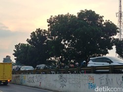 Lalu Lintas Simpang Jomin Arah Cirebon Macet Petang Ini
