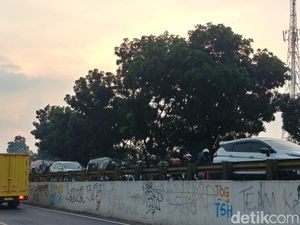 Lalu Lintas Simpang Jomin Arah Cirebon Macet Petang Ini Lalu Lintas Simpang Jomin Arah Cirebon Macet Petang Ini