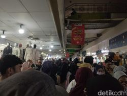 Pasar Tanah Abang Dipenuhi Pembeli di H-3 Lebaran, Antrean Mengular