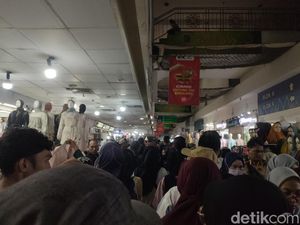 Pasar Tanah Abang Dipenuhi Pembeli di H-3 Lebaran, Antrean Mengular