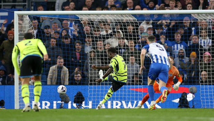 BRIGHTON, ENGLAND - APRIL 06: Bukayo Saka of Arsenal scores his teams first goal from the penalty spot during the Premier League match between Brighton & Hove Albion and Arsenal FC at American Express Community Stadium on April 06, 2024 in Brighton, England. (Photo by Steve Bardens/Getty Images) (Photo by Steve Bardens/Getty Images)
