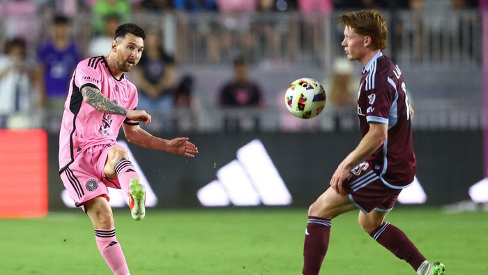 FORT LAUDERDALE, FLORIDA - APRIL 06: Lionel Messi #10 of Inter Miami passes around Oliver Larraz #18 of Colorado Rapids during the second half at DRV PNK Stadium on April 06, 2024 in Fort Lauderdale, Florida. (Photo by Megan Briggs/Getty Images)