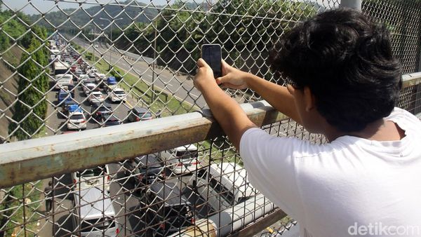 Macet Tol Merak Jadi Tontotan Warga