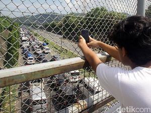 Macet Tol Merak Jadi Tontotan Warga