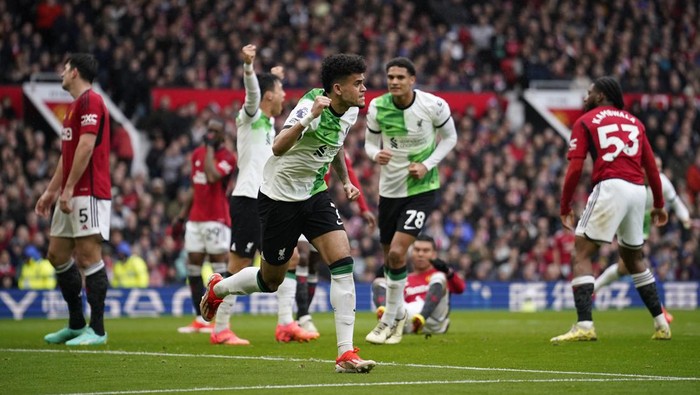 Liverpools Luis Diaz, centre, celebrates after scoring the opening goal during the English Premier League soccer match between Manchester United and Liverpool at the Old Trafford stadium in Manchester, England, Sunday, April 7, 2024. (AP Photo/Dave Thompson)