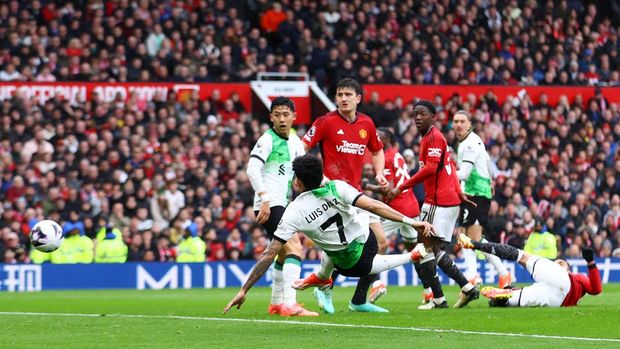 Soccer Football - Premier League - Manchester United v Liverpool - Old Trafford, Manchester, Britain - April 7, 2024  Liverpool's Luis Diaz scores their first goal REUTERS/Carl Recine NO USE WITH UNAUTHORIZED AUDIO, VIDEO, DATA, FIXTURE LISTS, CLUB/LEAGUE LOGOS OR 'LIVE' SERVICES. ONLINE IN-MATCH USE LIMITED TO 45 IMAGES, NO VIDEO EMULATION. NO USE IN BETTING, GAMES OR SINGLE CLUB/LEAGUE/PLAYER PUBLICATIONS.