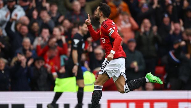 Soccer Football - Premier League - Manchester United v Liverpool - Old Trafford, Manchester, Britain - April 7, 2024  Manchester United's Bruno Fernandes celebrates scoring their first goal REUTERS/Carl Recine NO USE WITH UNAUTHORIZED AUDIO, VIDEO, DATA, FIXTURE LISTS, CLUB/LEAGUE LOGOS OR 'LIVE' SERVICES. ONLINE IN-MATCH USE LIMITED TO 45 IMAGES, NO VIDEO EMULATION. NO USE IN BETTING, GAMES OR SINGLE CLUB/LEAGUE/PLAYER PUBLICATIONS.