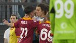 Foto: Panasnya Dybala Vs Guendouzi, Wasit pun Susah Mau Pisahkan!