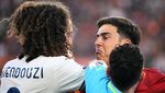 Foto: Panasnya Dybala Vs Guendouzi, Wasit pun Susah Mau Pisahkan!