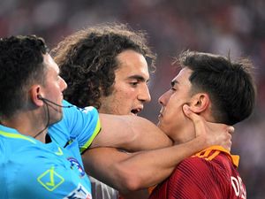 Foto: Panasnya Dybala Vs Guendouzi, Wasit pun Susah Mau Pisahkan!