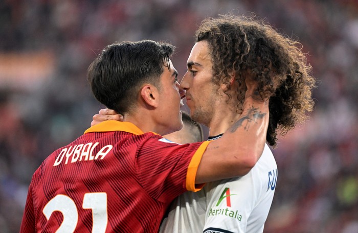 Paulo Dybala vs Matteo Guendouzi Soccer Football - Serie A - AS Roma v Lazio - Stadio Olimpico, Rome, Italy - April 6, 2024
AS Roma's Paulo Dybala clashes with Lazio's Matteo Guendouzi REUTERS/Alberto Lingria