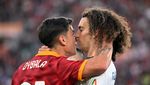 Foto: Panasnya Dybala Vs Guendouzi, Wasit pun Susah Mau Pisahkan!