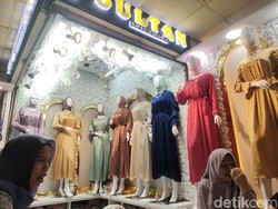 Cerita Pedagang di Pasar Tanah Abang Raup Omzet Ratusan Juta Jual Baju Shimmer