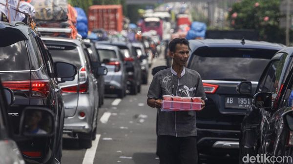 Pedagang Musiman Manfaatkan Macet Tol Merak