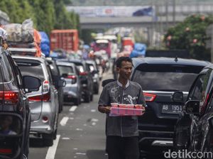 Pedagang Musiman Manfaatkan Macet Tol Merak Pedagang Musiman Manfaatkan Macet Tol Merak