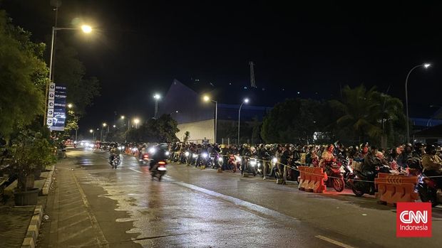 Pemudik sepeda motor mengantre masuk ke Pelabuhan Ciwandan pada Minggu (7/4/2024).